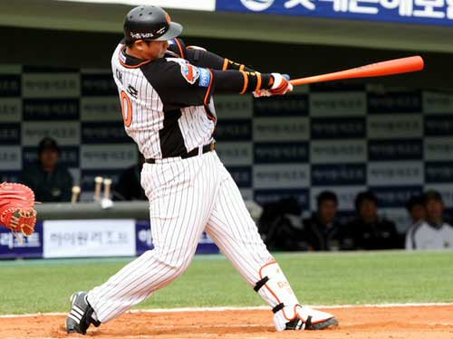 3일 부산 사직야구장에서 열린 2009 프로야구 롯데 자이언츠-두산 베어스 경기, 롯데 이대호가 2대2로 맞선 6회말 1사 1루 상황에서 적시 2루타를 치고 있다. 
