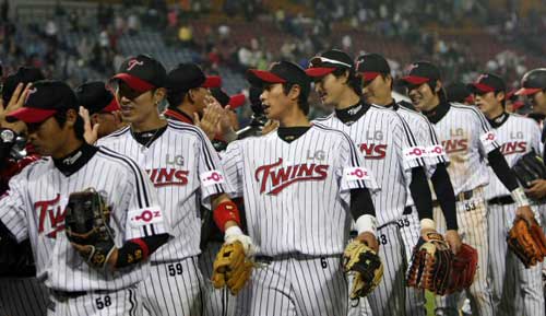  3일 서울 잠실야구장에서 열린 2009 프로야구 LG 트윈스-히어로즈 경기, LG 선수들이 히어로즈에 7대4 역전승을 거둔 후 기뻐하고 있다. 