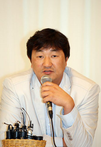 프로야구선수협 손민한 회장이 4일 오전 강남구 역삼동 삼정호텔에서 열린 '한국 프로야구선수 노동조합 설립 추진위원회 1차 회의' 후 취재진과 인터뷰를 하고 있다. 