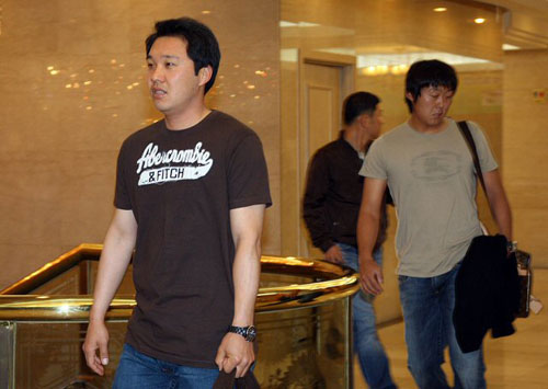 (왼쪽부터) 삼성 박진만, 삼성 배영수, SK 박경완이 4일 오전 강남구 역삼동 삼정호텔에서 열린 '한국 프로야구선수 노동조합 설립 추진위원회 1차 회의'에 참석하기 위해 회의장으로 향하고 있다. 