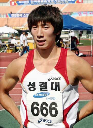 4일 경북 김천종합운동장에서 열린 제38회 전국종별육상경기선수권대회 남자 대학부 100m 결승에서 10초53의 기록으로 우승한 여호수아(성결대)가 취재진의 질문에 대답하고 있다. 