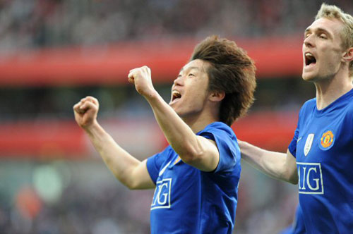 6일(한국시간) 영국 런던 에미레이트 스타디움에서 열린 2008-2009 UEFA 챔피언스리그 준결승 맨체스터 유나이티드와 아스널의 경기에서 골을 성공시킨 박지성이 플래처의 축하를 받으며 환호하고 있다. 