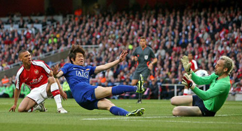 6일(한국시간) 영국 런던 에미레이트 스타디움에서 열린 2008-2009 UEFA 챔피언스리그 준결승 맨체스터 유나이티드와 아스널의 경기에서 맨유의 박지성이 아스널 골키퍼 마누엘 알무니아의 방어를 피해 슛을 쏘고 있다. 