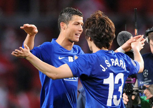 6일(한국시간) 영국 런던 에미레이트 스타디움에서 열린 2008-2009 UEFA 챔피언스리그 준결승 맨체스터 유나이티드와 아스널의 경기에서 승리를 거둔 박지성과 호날두가 기쁨을 나누고 있다. 
