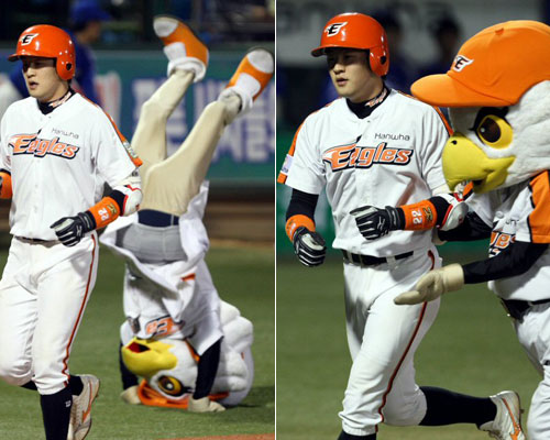 6일 대전구장에서 열린 2009 프로야구 한화 이글스-삼성 라이온즈 경기, 한화 이여상이 6회말 1점 홈런을 치고 홈으로 들어오자 한화 마스코트인 비니가 덤블링을 하며 축하하고 있다. 