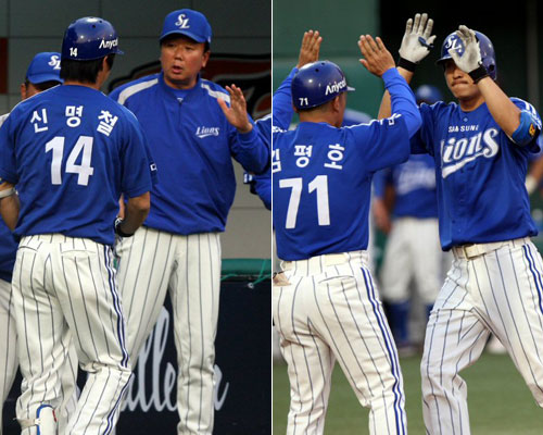 6일 대전구장에서 열린 2009 프로야구 한화 이글스-삼성 라이온즈 경기, 삼성 신명철이 2회초 2사 1루 상황에서 2점 짜리 연타석 홈런을 친 후 선동열 감독(사진 왼쪽)과 김평호 코치(사진 오른쪽)의 축하를 받고 있다. 