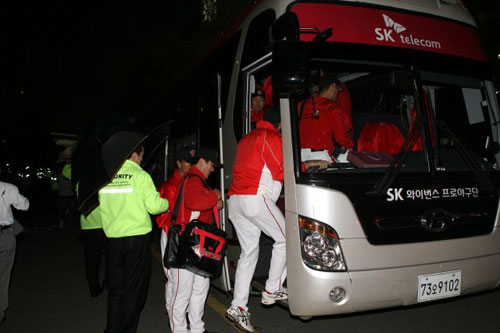  6일 부산 사직야구장에서 열린 2009 프로야구 롯데 자이언츠-SK 와이번스 경기 후, 롯데에 승리를 거둔 SK 선수들이 삼엄한 경호 속에 버스에 오르고 있다. 지난달 23일 인천 문학구장에서 벌어진 빈볼시비에 대해 앙금을 갖고 있던 일부 롯데 팬들은 이날 경기를 마친 SK 선수단을 향해 물병 등을 던지며 항의하는 소동을 벌였다. 