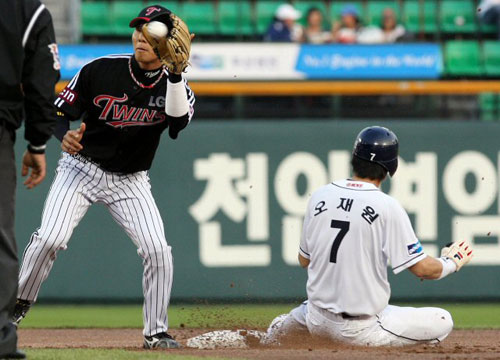 6일 서울 잠실야구장 열린 2009 프로야구 두산 베어스-LG 트윈스 경기, 두산 오재원(오른쪽)이 2루 도루에 성공하고 있다. 