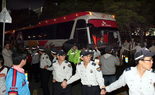  6일 부산 사직야구장에서 열린 2009 프로야구 롯데 자이언츠-SK 와이번스 경기 후, 롯데에 승리를 거둔 SK 선수단 버스가 경찰의 호위를 받으며 이동하고 있다. 지난달 23일 인천 문학구장에서 벌어진 빈볼시비에 대해 앙금을 갖고 있던 일부 롯데 팬들은 이날 경기를 마친 SK 선수단을 향해 물병 등을 던지며 항의하는 소동을 벌였다. 