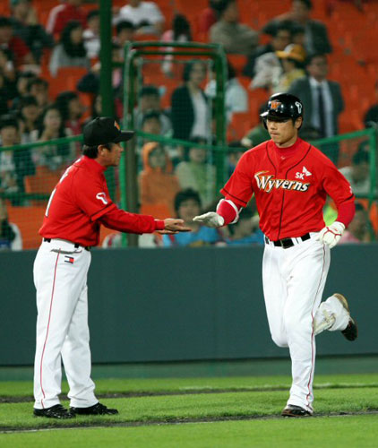 6일 부산 사직야구장에서 열린 2009 프로야구 롯데 자이언츠-SK 와이번스 경기, SK 박정권(오른쪽)이 7회초 1사 1루 상황에서 역전 2점 홈런을 친 후 3루 코치와 하이파이브를 하고 있다. 
