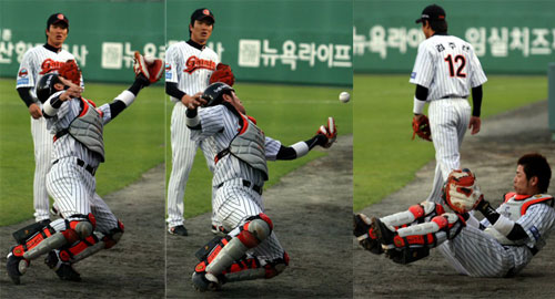 6일 부산 사직야구장에서 열린 2009 프로야구 롯데 자이언츠-SK 와이번스 경기, 롯데 포수 강민호가 1회초 2사 1, 2루 상황에서 SK 박경완의 파울 타구를 잡았다가 놓치고 미안한 표정을 짓고 있다. 