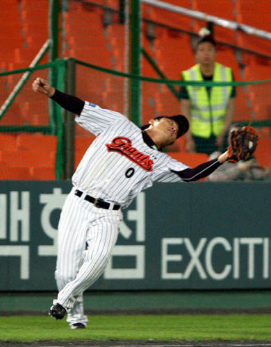 6일 부산 사직야구장에서 열린 2009 프로야구 롯데 자이언츠-SK 와이번스 경기,  롯데 3루수 정보명이 SK 조동화의 파울타구를 불안한 자세로 잡고 있다. 