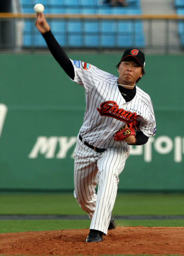 6일 부산 사직야구장에서 열린 2009 프로야구 롯데 자이언츠-SK 와이번스 경기, 롯데 이상화가 프로 데뷔 첫 선발투수로 나서 역투하고 있다. 