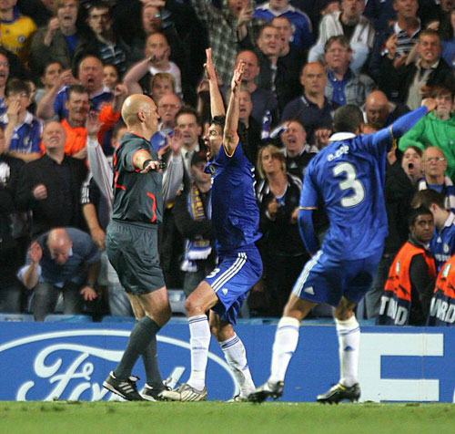 7일(한국시간) 영국 런던 스탬퍼드 브리지에서 열린 첼시와 바르셀로나의 2008-2009 UEFA 챔피언스리그 준결승 2차전 원정경기에서 첼시 발락이 자신의 슛이 상대 수비의 팔에 맞았으나 주심이 반칙을 내리지 않자 항의하고 있다. 