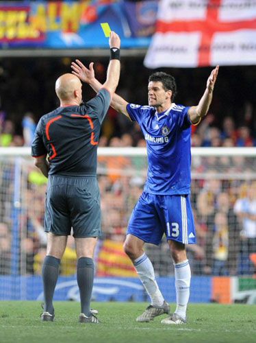 7일(한국시간) 영국 런던 스탬퍼드 브리지에서 열린 첼시와 바르셀로나의 2008-2009 UEFA 챔피언스리그 준결승 2차전 원정경기에서 발락이 경고를 받자 주심에게 항의하고 있다. 