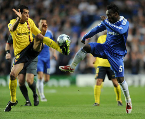 7일(한국시간) 영국 런던 스탬퍼드 브리지에서 열린 첼시와 바르셀로나의 2008-2009 UEFA 챔피언스리그 준결승 2차전 원정경기에서 에시엔이 부스케츠와 볼 경합을 하고 있다. 