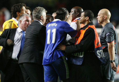 7일(한국시간) 영국 런던 스탬퍼드 브리지에서 열린 첼시와 바르셀로나의 2008-2009 UEFA 챔피언스리그 준결승 2차전 원정경기 종료 뒤 첼시 드록바가 주심의 판정에 강력하게 항의하고 있다. 첼시가 바르샤의 핸드볼 반칙을 잇달아 호소했으나 주심의 외면으로 받아들여지지 않았다. 