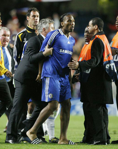 7일(한국시간) 영국 런던 스탬퍼드 브리지에서 열린 첼시와 바르셀로나의 2008-2009 UEFA 챔피언스리그 준결승 2차전 원정경기에서 드록바가 주심에게 강력하게 항의하자 히딩크 감독이 만류하고 있다. 