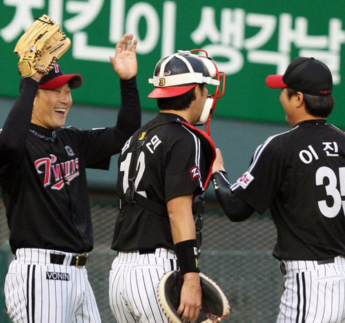  7일 오후 서울 잠실야구장에서 열린 두산과 LG의 경기에서 LG 봉중근이 3회말 공수 교대를 하며 두산 민병헌의 타구를 호수비로 막아낸 이진영과 환호하고 있다 
