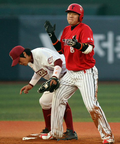   7일 오후 서울 목동야구장에서 열린 히어로즈와 KIA의 경기에서 2회초 1사 2루 상황 KIA 안치홍이 1타점 2루타를 친 뒤 기뻐하고 있다. 
