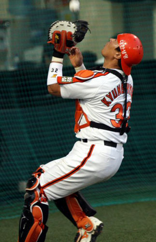    7일 대전구장에서 벌어진 2009 프로야구 한화와 삼성의 경기 3회초 2사 1,2루 상황에서 한화 포수 신경현이 삼성 손주인의 파울 플라이 볼을 잡아내고 있다. 
