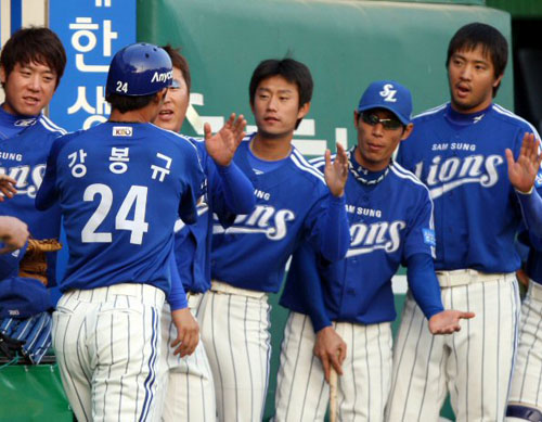   7일 대전구장에서 벌어진 2009 프로야구 한화와 삼성의 경기 1회초 2사 1,2루 삼성 진갑용 우중간 안타때 2루주자 강봉규가 홈을 밟고 동료들의 축하를 받고 있다. 