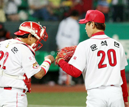  8일 광주무등경기장에서 벌어진 2009 프로야구 KIA 타이거즈와 롯데 자이언츠의 경기에서 KIA 마무리 윤석민이 4-3 팀 승리를 지킨 뒤 포수 김상훈과 승리의 기쁨을 나누고 있다. 
