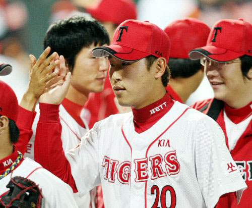   8일 광주무등경기장에서 벌어진 2009 프로야구 KIA 타이거즈와 롯데 자이언츠의 경기에서 KIA 마무리 윤석민이 4-3 팀 승리를 지킨 뒤 동료들과 승리의 기쁨을 나누고 있다. 윤석민 뒤는 승리투수 양현종. 