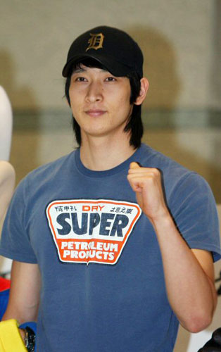  독일 분데스리가 챔피언결정전에서 맹활약하며 팀을 우승으로 이끈 문성민(프리드리히스하펜)이 12일 인천국제공항을 통해 입국, 팬들과 취재진에게 손을 들어 인사하고 있다. 