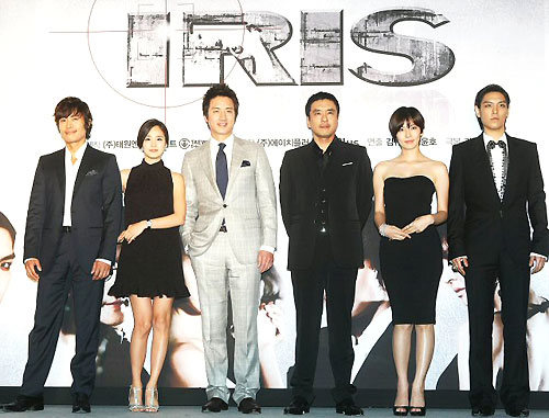 12일 오후 구로동의 한 쇼핑몰에서 열린 드라마 '아이리스' 제작발표회에서 배우 이병헌(왼쪽부터), 김태희, 정준호, 김승우, 김소연, TOP이 포즈를 취하고 있다. 