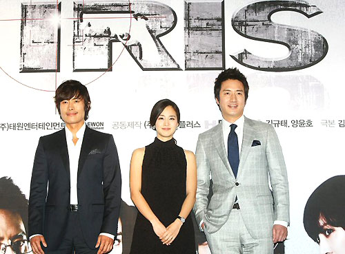 12일 오후 구로동의 한 쇼핑몰에서 열린 드라마 '아이리스' 제작발표회에서 배우 이병헌(왼쪽부터), 김태희, 정준호가 포즈를 취하고 있다. 