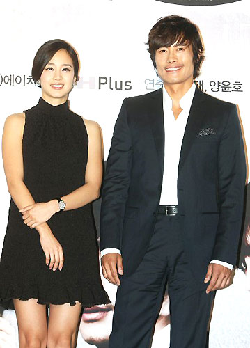 12일 오후 구로동의 한 쇼핑몰에서 열린 드라마 '아이리스' 제작발표회에서 배우 이병헌과 김태희가 포즈를 취하고 있다. 