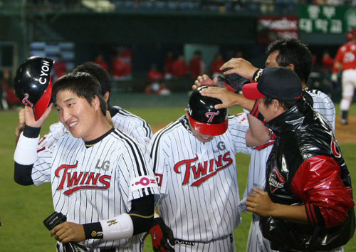 12일 오후 서울 잠실야구장에서 열린 2009 프로야구 LG 트윈스-SK 와이번스 경기, LG 이진영과 박경수가 9회말 2사 만루 상황에서 김태완의 2루타로 득점에 성공한 후 기뻐하고 있다. 
