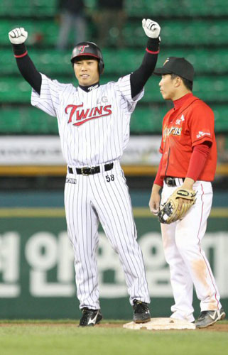  12일 오후 서울 잠실야구장에서 열린 2009 프로야구 LG 트윈스-SK 와이번스 경기, LG 김태완이 9회말 동점 2루타를 친 뒤 기뻐하고 있다. 