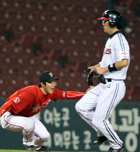  12일 오후 서울 잠실야구장에서 열린 2009 프로야구 LG 트윈스-SK 와이번스 경기, LG 김정민이 9회말 조인성의 안타 때 3루에서 세이프 되고 있다. 