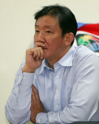  6월10일부터 14일까지 일본 나고야에서 열리는 동아시아남자농구선수권대회에 출전할 국가대표 명단이 확정된 가운데 13일 오전 송파구 오륜동 대한농구협회 회의실에서 열린 대표팀 소집 상견례에서 대표팀 감독을 맡은 허재 감독이 생각에 잠겨 있다. 