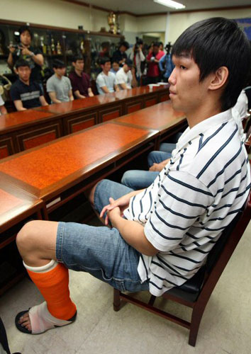 6월10일부터 14일까지 일본 나고야에서 열리는 동아시아남자농구선수권대회에 출전할 국가대표 명단이 확정된 가운데 13일 오전 송파구 오륜동 대한농구협회 회의실에서 열린 대표팀 소집 상견례에서 다리부상으로 깁스를 한 하승진이 신동파 대한농구협회 부회장의 인사말을 듣고 있다. 