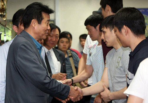 6월10일부터 14일까지 일본 나고야에서 열리는 동아시아남자농구선수권대회에 출전할 국가대표 명단이 확정된 가운데 13일 오전 송파구 오륜동 대한농구협회 회의실에서 열린 대표팀 소집 상견례에서 대표팀 선수들이 신동파 대한농구협회 부회장과 인사를 하고 있다. 