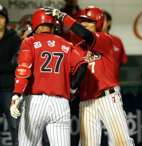   13일 대전구장에서 벌어진 2009 프로야구 KIA 타이거즈와 한화 이글스 경기 4회초 1사 1,2루 KIA 김상현이 중간 담장을 넘는 3점 홈런을 때린 뒤 홈을 밟고 이종범의 축하를 받고 있다. 