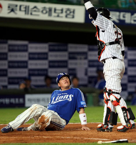   13일 부산 사직야구장에서 열린 프로야구 삼성대 롯데경기. 4회말 1사 만루에서 삼성 박진만의 희생플라이 때 3루주자 진갑용(왼쪽)이 홈에서 세이프 된 뒤 롯데 포수 최기문을 바라보며 의아한 표정을 짓고 있다. 