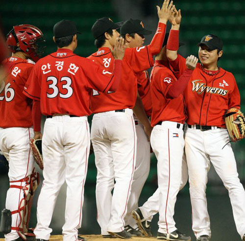  13일 오후 서울 잠실야구장에서 열린 프로야구 LG와 SK의 경기에서 SK 선수들이 2-1로 경기를 이긴 뒤 기쁨을 나누고 있다. 