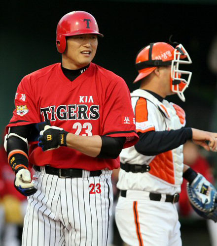   13일 대전구장에서 벌어진 2009 프로야구 KIA 타이거즈와 한화 이글스 경기 2회초 1사 1루 KIA 최희섭이 볼넷으로 출루하며 웃음짓고 있다. 