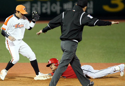   13일 대전구장에서 벌어진 2009 프로야구 KIA 타이거즈와 한화 이글스 경기 4회초 무사 1루 KIA 홍세완 삼진아웃 때 1루주자 이종범이 2루 도루에 성공하고 있다. 한화 유격수는 오선진. 