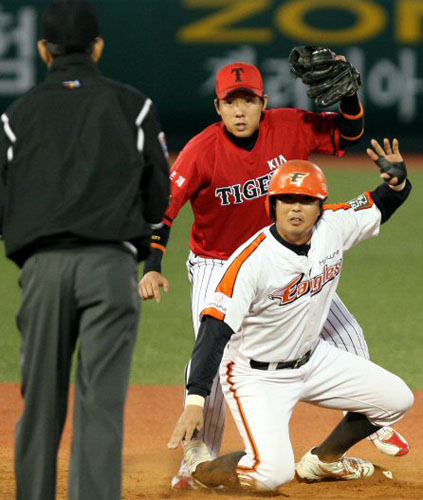  13일 대전구장에서 벌어진 2009 프로야구 한화 이글스와 KIA 타이거즈 경기 3회말 1사 1루 한화 김태완 삼진아웃 때 1루주자 이영우가 2루 도루에 성공하고 있다. KIA 2루수는 안치홍. 