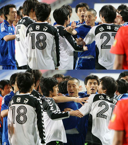 13일 수원월드컵경기장에서 열린 2009 하나은행 FA컵 수원 삼성-노원 험멜 경기, 수원 백지훈과 노원 험멜 이용규의 몸싸움으로 인해 양 팀 선수들이 신경전을 벌이자 수원 송종국이 나서 말리고 있다. 