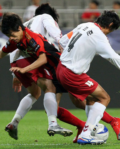 13일 서울 상암 월드컵경기장에서 열린 2009 하나은행 FA컵 32강 FC서울-김해시청 경기, 서울 이청용이 상대 선수들 사이로 돌파를 시도하고 있다. 