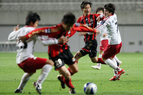 13일 서울 상암 월드컵경기장에서 열린 2009 하나은행 FA컵 32강 FC서울-김해시청 경기, 양 팀 선수들이 적극적인 몸싸움을 하고 있다. 