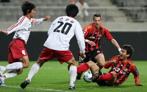 13일 서울 상암 월드컵경기장에서 열린 2009 하나은행 FA컵 32강 FC서울-김해시청 경기, 서울 이승렬(오른쪽)이 슛이 막히자 아쉬워 하고 있다. 
