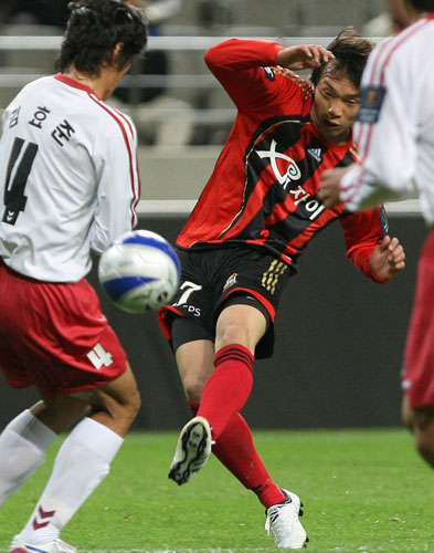 13일 서울 상암 월드컵경기장에서 열린 2009 하나은행 FA컵 32강 FC서울-김해시청 경기,  서울 김치우가 상대 선수를 앞에 두고 슛을 하고 있다. 