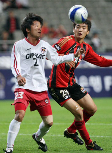 13일 서울 상암 월드컵경기장에서 열린 2009 하나은행 FA컵 32강 FC서울-김해시청 경기, 서울 이승렬(오른쪽)과 김해시청 김영균이 볼다툼을 하고 있다. 
